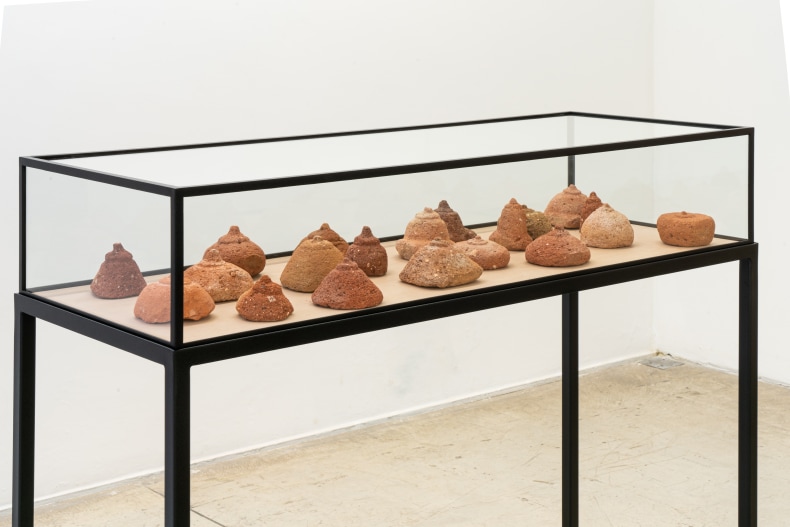 Brígida Baltar Corpo-casa [Mamás], 2020 19 tijolos esculpidos e vitrine de ferro e madeira 100 x 118,7 x 44,7 cm